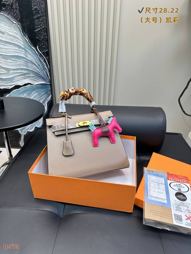 p170配礼盒 h家 Kelly（凯莉）系列 爱马仕经典 配小马挂件 说到 Hermes，脑袋中不免鲜浮现那两那精典包款 Birkin 和 Kelly 的样子！