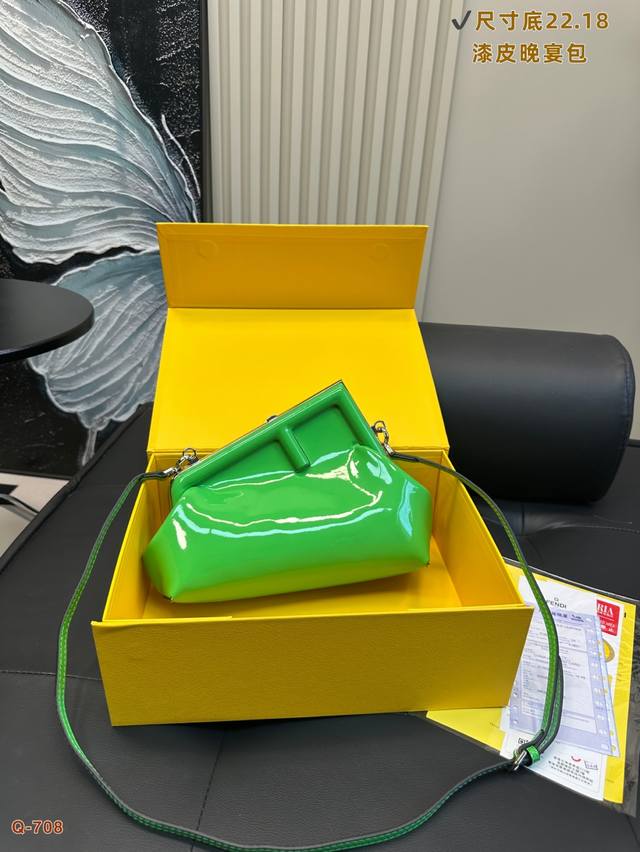 p200配折叠盒 芬迪Fendi的包包越来越好看了，特别是这款，爱不释手！设计颠覆了以往的包包，新款Fendi 漆皮First的轮廓融入了Fendi首字母F的造