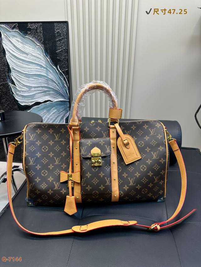 p250 louis Vuitton 村上隆经典老花Keepal|旅行袋整包无明显使用痕迹,轻微保存痕迹,整包蜜色; i花清晰,金属四角无明显划痕,整包成色非常 p250 louis Vuitton 村上隆经典老花Keepal|旅行袋整包无明显使用痕迹,轻微保存痕迹,整包蜜色; i花清晰,金属四角无明显划痕,整包成色非常