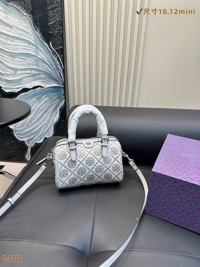 p210配折叠盒 托里伯奇Tory Burch |满天星老花新款枕头包 深受喜爱的亮点 这一款式缀有全幅水晶装饰，闪烁着隐隐约约的光芒，非常适合日常使用或特殊场