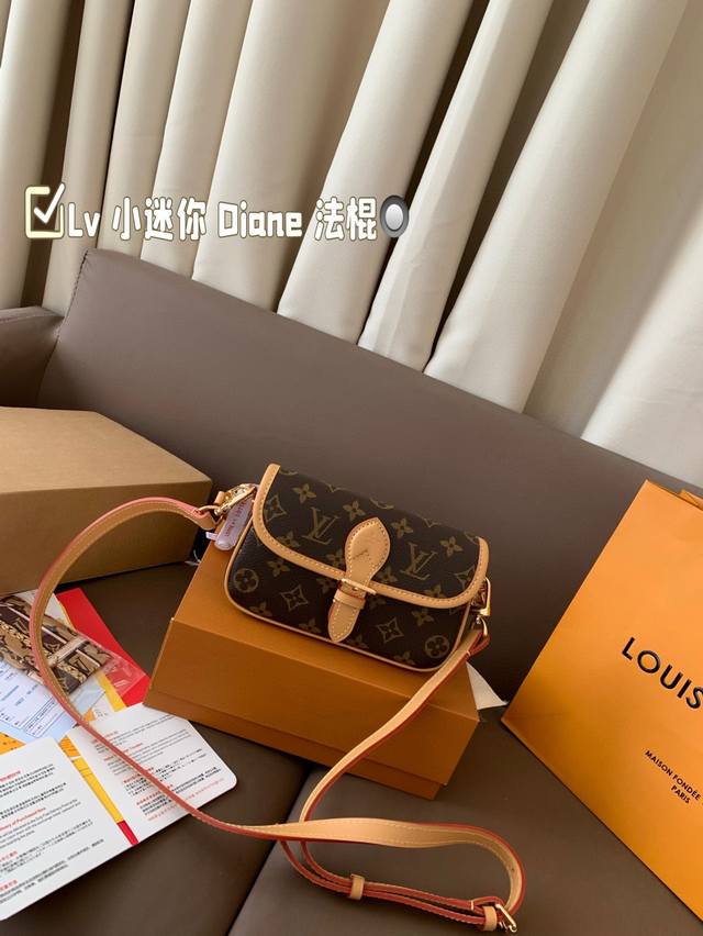 p190礼盒包装 size：19*12 lv 小迷你 Diane 法棍手袋 经典老花 小号Mini 法棍包是真好看/又好背！ 皮质和颜色都不错， 配置两条肩带