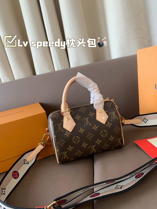 p300 折叠礼盒飞机盒 钢五金 跳码芯片 lv Speedy枕头包 火遍全球的爆款机场大包 机车女神包 明星同款 贵气而充满活力的品牌设计风格 细致而不粗糙.