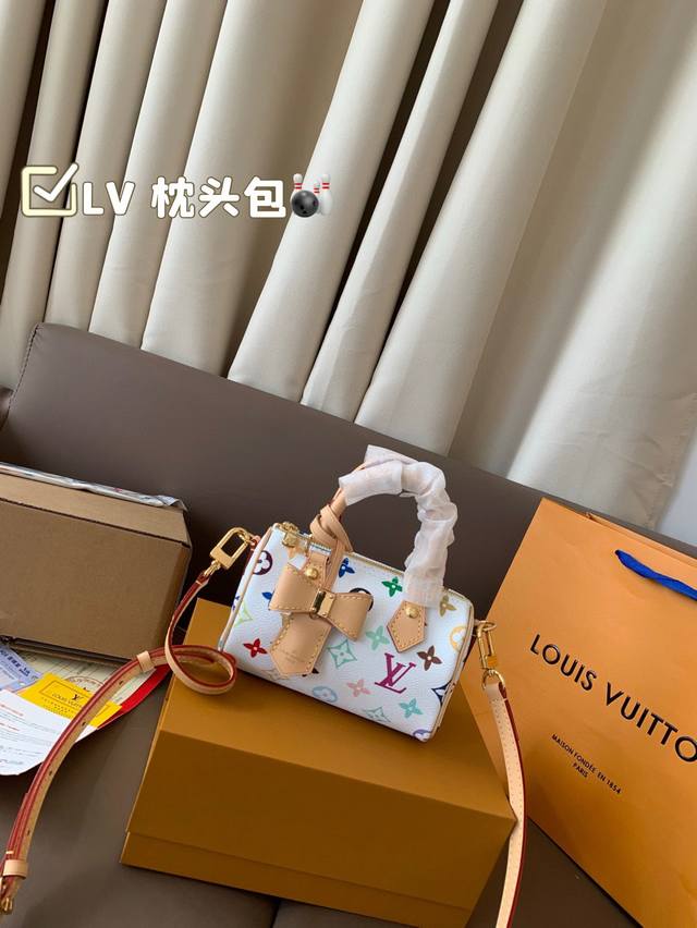 p230 配飞机盒折叠盒子 lv 枕头包 钢五金 跳码芯片 lv尤物人间白三彩真漂亮啊白三彩系列每一只都值得收藏，又可以搭配俏皮可爱下次想试试洒脱一点穿搭彩色老