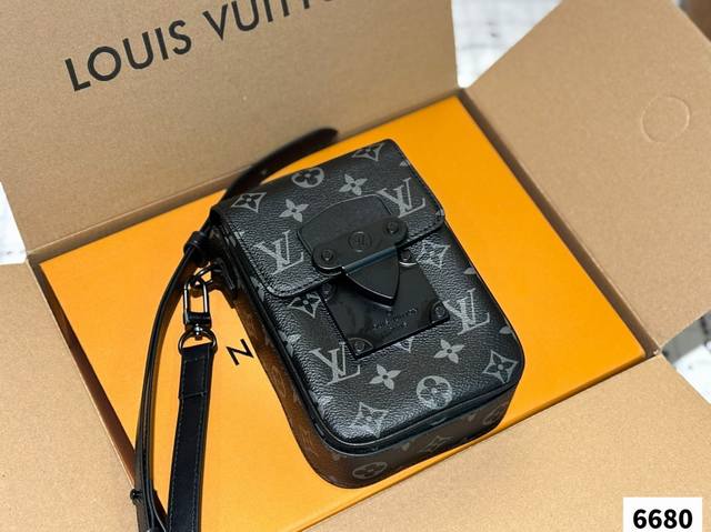 p140配折叠盒 （复刻版） size：18*13Cm lvslock 23Ss 男士手机包！