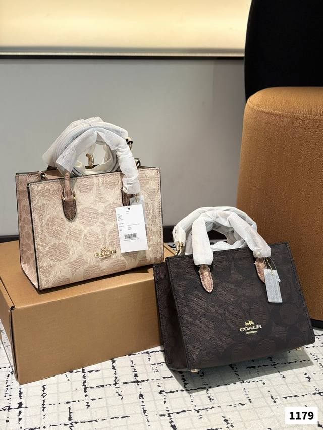 p260 （礼盒包装） 蔻驰 托特一整个爱住！浅色整体会更淑女浪漫，但黑色会更沉稳大气哦！喜欢的宝子看过来 尺寸： 小号25 19