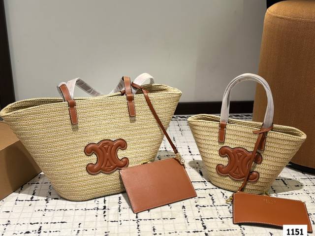 p160 P150 Celine 赛琳 草编包 太好看了！！ 超级无敌漂亮夏天的感觉啊！ 草编包，颜值担当 如果这个夏天去沙滩玩耍背它无敌了 一定是沙滩包中的天