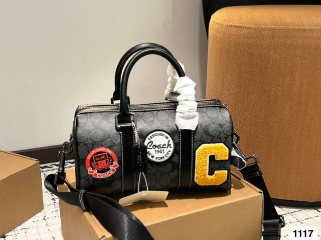 P220 （礼盒包装） 蔻驰 Coach Venture 枕头包. 休闲 时尚 简单又大方 男女皆可的款式 酷酷的感觉中 还带给你带来复古潮流的感觉尺寸28.1