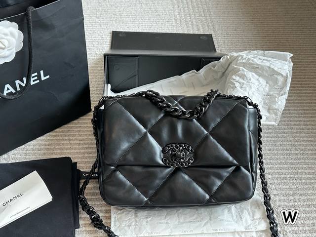 p210 最近超爱的Chanel 19 Bag小号0 这款包真的是集随性、慵懒、精致于一身，能够轻松搭配各种风格的衣服，让你在不同场合都成为焦点的一件时尚单品