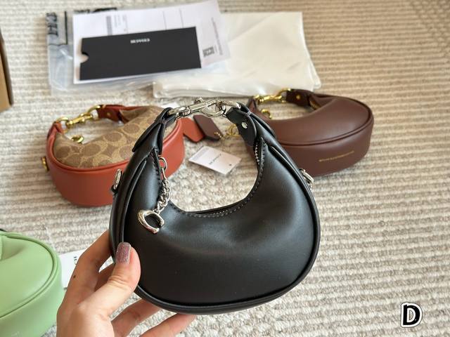 p190 （全套包装） size：16*8Cm c家 Jonie 新品 超级可爱的迷你 小小的身体，可可爱爱 渠道货很难得哦！ 搜索Coach