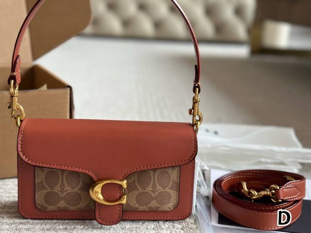 p220 配盒子 size：20*10Cm 百搭神器—Tabby c家 酒神Tabby 奶白色 超级好看！ 五金处Coach的刻字 满满的小细节… 配置双肩带