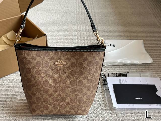 p180 配盒 size：21 17Cm c家 新款水桶包 蔻驰最新一季的 休闲随性的包型，立体饱满 腋下/斜挎都不成问题 通勤必备 搜索 Coach 水桶