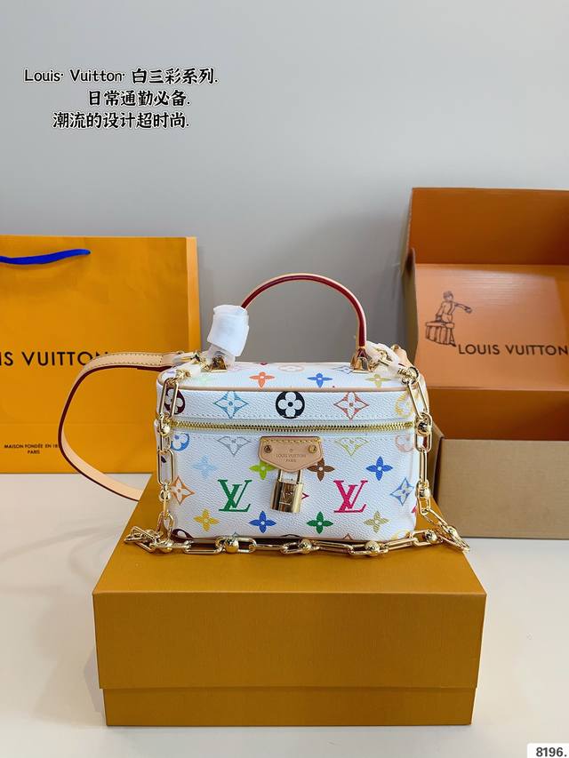 p270 配礼盒. lv白三彩 化妆包 这次和村，上隆的联名确实有-股闪回千禧年代的古早魅力现实和过去时髦新旧交替的无缝穿插着 巧妙回溯1930年代的装饰艺术风