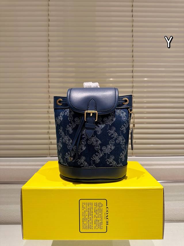 牛仔双肩 P220 coach新品Harper小双肩你的春游搭子 超级小巧精致 没有人会抗拒这个小可爱吧[自拍R] 日常出行的墨镜 小伞 口红 粉饼 纸巾钥匙