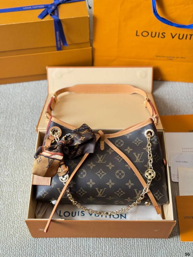 p180 新的Carryall Bb 鲶鱼须子和大金链子宝宝们形容的太贴切了 Lv配金链子真的好看 小小咩觉得新版Carryall变可爱 了，而且不喜欢大包的姐