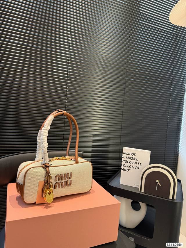 p270配折叠盒子 缪缪Miumiu 保龄球手提包 轻轻松松高级感 包包手感巨好容量也很不赖 简单却又不失华丽 不要觉得会炸眼太高调了什么的 根本不会！ 在你的