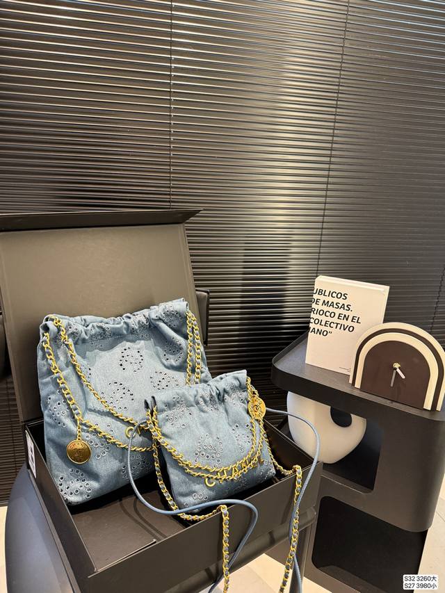 大号P260 小号P230 香奈儿牛仔垃圾袋 众星宠儿Chanel 22Bag这颜值太能打了能装又好看，随性软塌塌的质感背起来超有范儿！尺寸：大号30 30 小