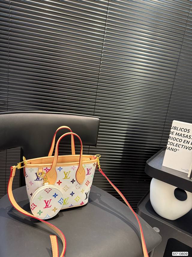 p160 Lv 托特 lv尤物人间白三彩真漂亮啊白三彩系列每一只都值得收藏，又可以搭配俏皮可爱下次想试试洒脱一点穿搭彩色老花 五彩缤纷的少女心满出来这只包适配乐