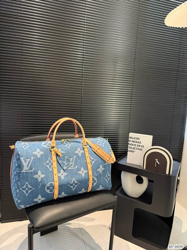 p230 Lv 旅行袋 牛仔大容量 度假旅行必备 时尚达人必备单品之一 实物绝对惊艳到你 尺寸：50 29 货号24315