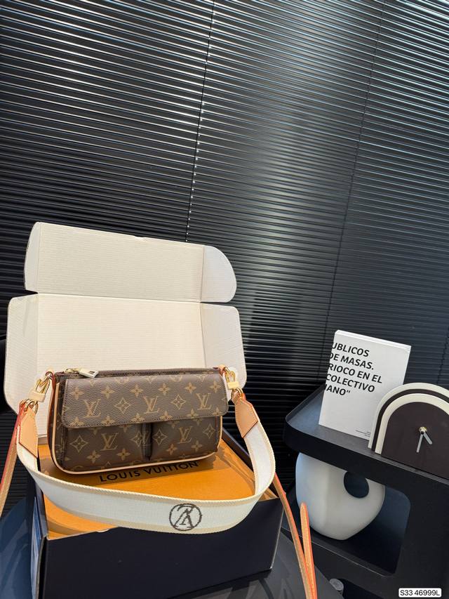 p270 配飞机盒折叠盒子 超美的爆款Lv包包来了~ 新款Lv双口袋骆驼包来啦超适合春夏的一款包包 短款肩带舒适又时髦妥妥辣妹背法~ 随意搭配衣服，可背又可挎，
