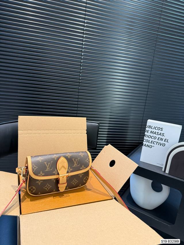 p180 配飞机盒折叠盒子 迷你Lv法棍包 上身简单又舒服 源自中古包 Sologne 的改良版 整体保留了简洁的包身造型 一根肩带升级成了两根肩带 可以单肩腋