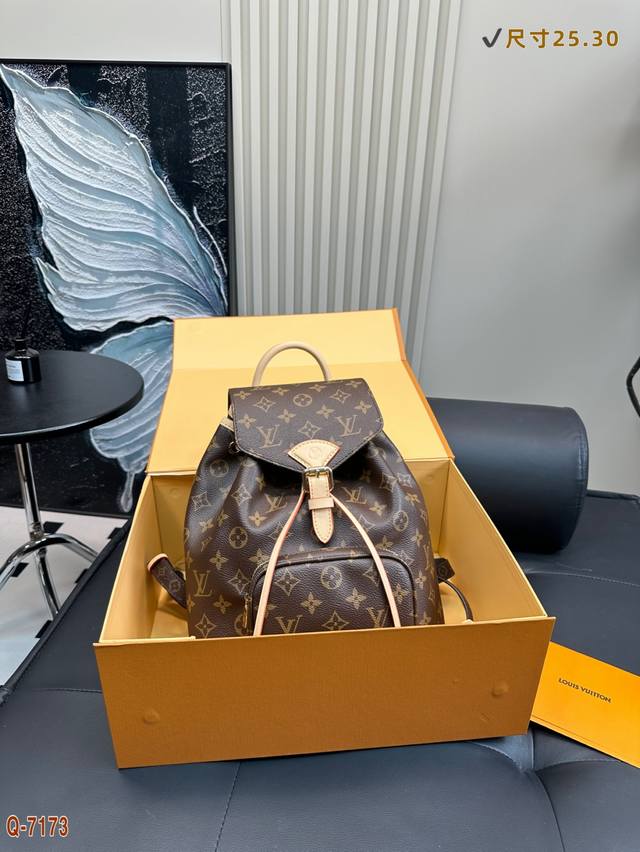 p200配折叠盒 lv Montsouris 双肩包 颜值真的很高！糯糯的油蜡羊皮质感，很轻很软自带高級感，底座和背部是牛皮的，保証了羊皮的耐用耐造的情况下，也