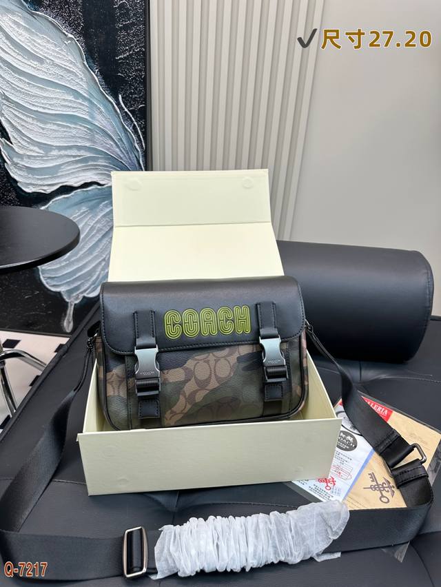 p230 配折叠盒 蔻驰男士 Track 系列邮差包新配色 丛林探险 蔻驰这款男士斜挎包真的不要太好看哦！ 现在又出了新配色～ 喜欢军绿色的男生们可以冲啦！ 尺