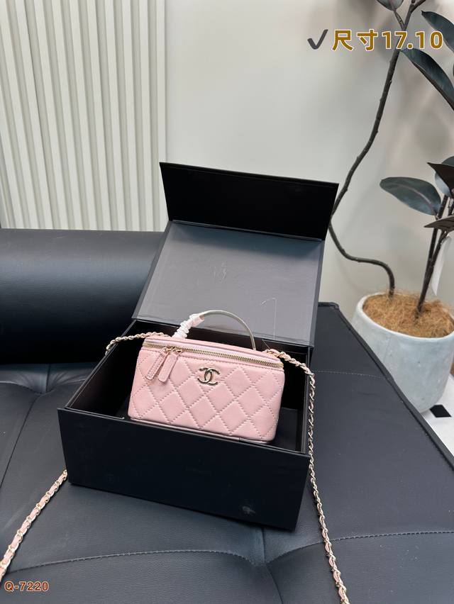 p160配折叠盒 香奈儿Chanel手提盒子包 质感很高级 容量超级大也很耐用 日常出街背它回头率百分百 就是这种随性慵懒感尺寸:17*8*10Cm p160配折叠盒 香奈儿Chanel手提盒子包 质感很高级 容量超级大也很耐用 日常出街背它回头率百分百 就是这种随性慵懒感尺寸:17*8*10Cm