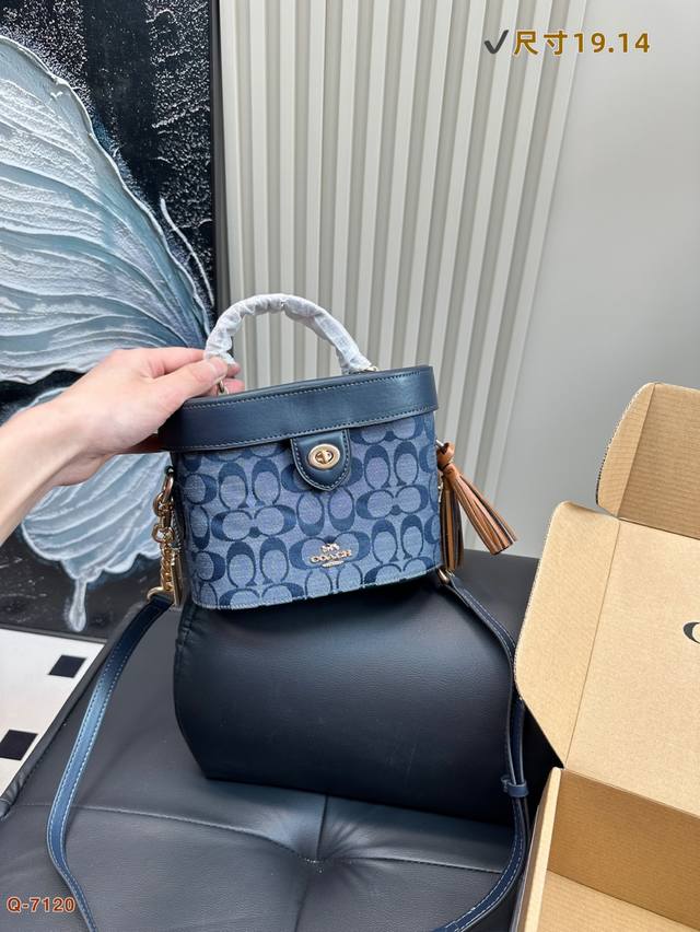 p190配礼盒 coach蔻驰牛仔化妆盒子包 十分雅致，配有顶部手柄和可脱卸肩带，能装又百搭，无论是中性 青春 活泼的风格都能搭。 尺寸19.14