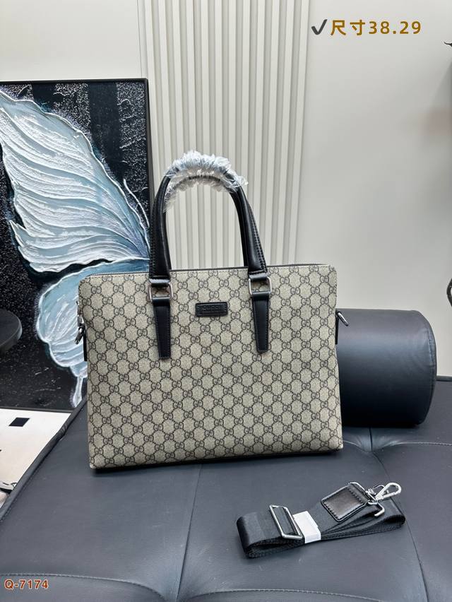 p150 酷奇Gucci公文包男士经典老花公文包 专用里内里。电脑隔层，拉链暗袋。顺滑拉链、油边超平滑、可单肩斜挎背！做工精致每个细节到位！职业男人必备款。尺寸