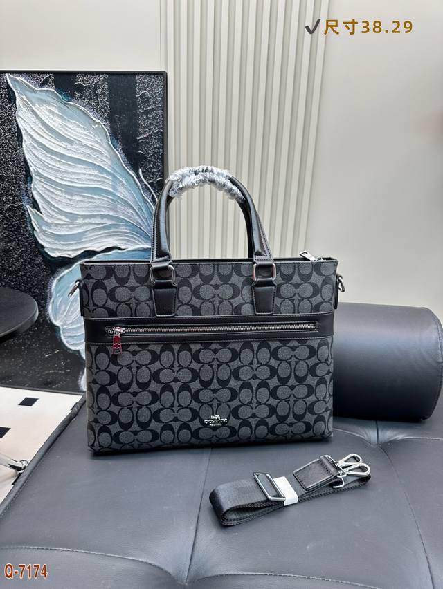 p150 蔻驰Coach公文包男士经典老花公文包 专用里内里。电脑隔层,拉链暗袋。顺滑拉链、油边超平滑、可单肩斜挎背!做工精致每个细节到位!职业男人必备款。尺寸 p150 蔻驰Coach公文包男士经典老花公文包 专用里内里。电脑隔层,拉链暗袋。顺滑拉链、油边超平滑、可单肩斜挎背!做工精致每个细节到位!职业男人必备款。尺寸