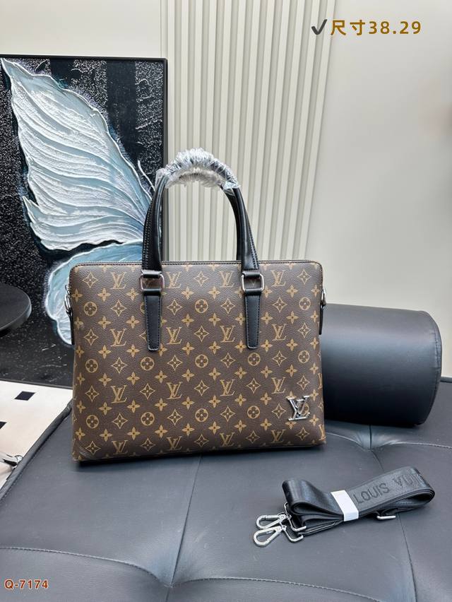 p150 路易威登Lv公文包男士经典老花公文包 专用里内里。电脑隔层，拉链暗袋。顺滑拉链、油边超平滑、可单肩斜挎背！做工精致每个细节到位！职业男人必备款。尺寸3