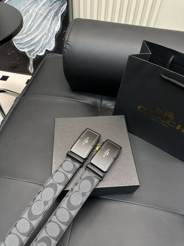 升级版 P100 蔻驰！ ！高版本 腰带「嘿哈 」 原单牛皮皮带～热门款 皮带里面最火的啦～质量很好 全套包装！五金绝对不褪色 皮带头和专柜一样的哦～ 配礼盒手
