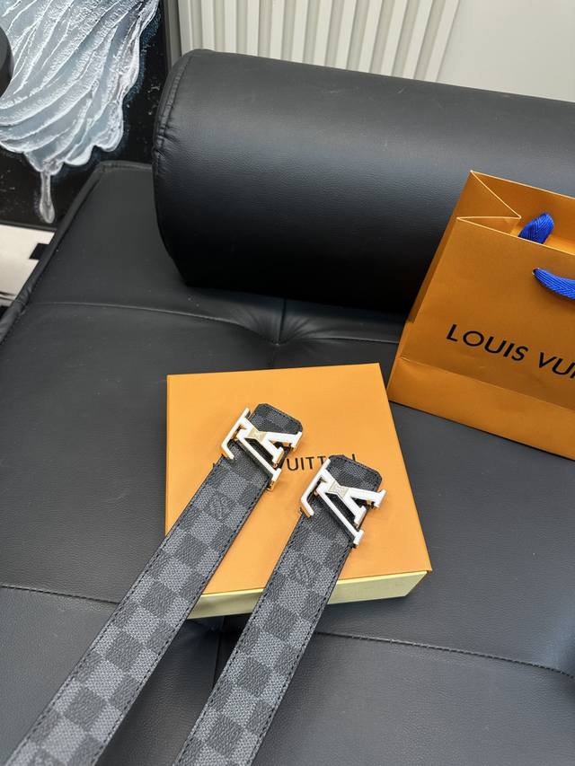 升级版 P100 Lv！ ！高版本 腰带「嘿哈 」 原单牛皮皮带～热门款 皮带里面最火的啦～质量很好 全套包装！五金绝对不褪色 皮带头和专柜一样的哦～ 配礼盒手