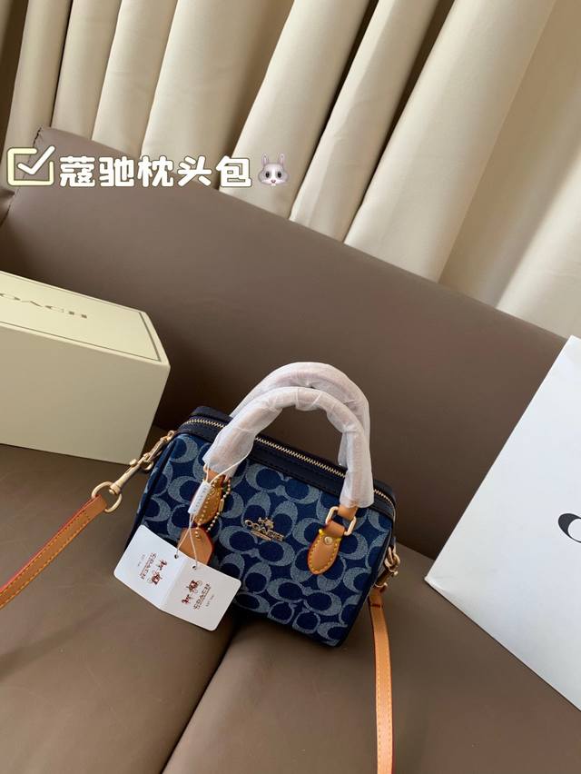 P160 配折叠盒子 蔻驰枕头包出货 专柜同步 最新款 超级实用的款式 手提 斜挎多用款 原版电镀五金带Logo 超级大牌 内衬Logo时尚百搭款式 不挑年龄段