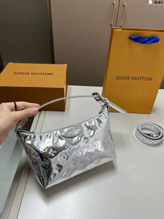p150 lv新款漆皮饭盒包 跟上这波风潮 复古才是真正上头的！ lv 新款 牛仔 饭盒包！ d-41尺寸18×12折叠盒