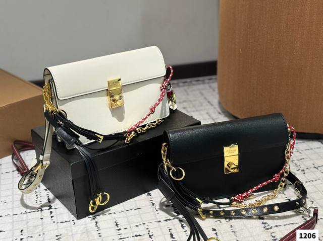 p360 配折叠盒子 普拉达 方包链条包 Prada 一款设计简约、质感高级的手提包是老钱风的常备单品。更能体现出低调的奢华。 尺寸：24 15