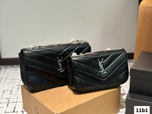 大号P130 小号P120 配盒子 圣罗兰Ysl邮差 背起来真的太有Feel。 圣罗兰 最低调， 简洁大气啦！ 尺寸刚刚好！ 尺寸大号29 18 小号24 14