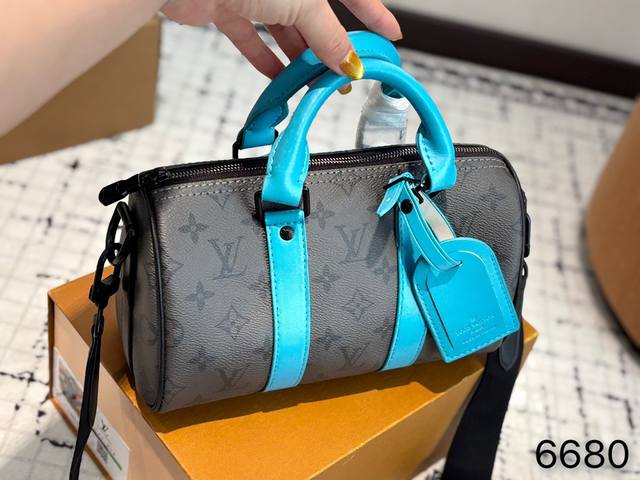 p210 （礼盒包装） lv枕头包 Keep手提单肩斜挎款式 宝宝们抓紧来订哈 版型经典不过时 一直深受洋气美妞们喜欢！尺寸：25 14