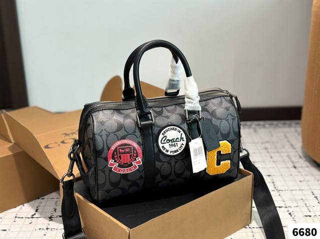 p220 coach蔻驰波士顿包，Mini Rowan Crossbody‘ 经典老花配黑色牛皮，经典百搭不过时~ 小小的枕头包，更加精致和可爱，同时能满足手机