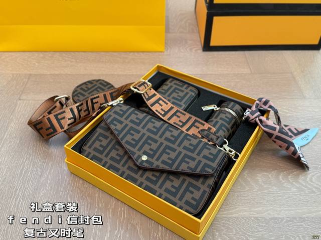 p160礼盒套装 芬迪Fendi信封包 简约才是百搭公式。 复古又时髦，妥妥的街拍神器。 出街通勤都可。搭配很显高级感。 尺寸 22 12