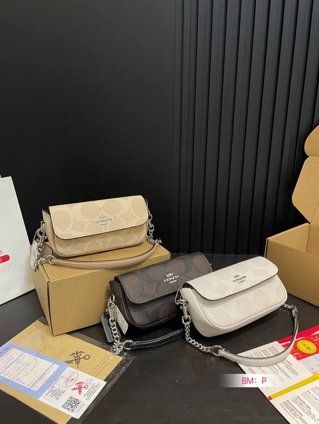 p170 配盒 蔻驰新品 腋下链条包 法棍高级感满满餐 无人能敌的Idol 法棍包型谁背谁高级 肩带设计 皮质可拆卸肩带 另外配了复古做旧链条+皮质肩带 风琴式