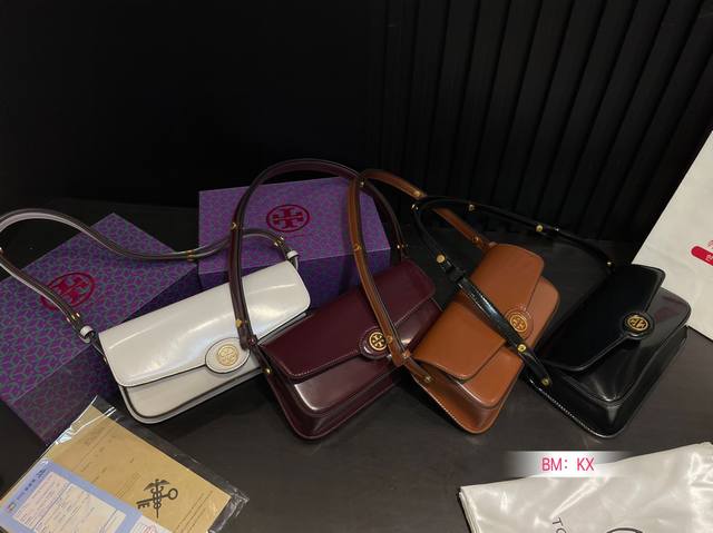 p210 配折叠礼盒 托里伯奇 腋下包Tb 单肩斜挎都可以 漆皮的光泽度深酒红色也十分切合秋冬氛围感冬天搭配大衣绝绝子 tb家的设计真的越来越赞，实物质感非常高