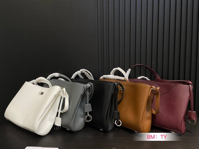 p190 配盒 巴黎世家新款Rodeo大廓形包包 柔软的大廓形包包 上身慵懒感立刻Get、 真的很喜欢又方便又酷的超实用 尺寸：34*25