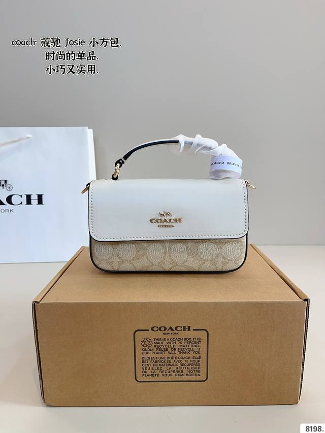 p180配礼盒 coach新款 Hutton翻盖小方包 这款包包看起来，可以说是非常的精致优雅，经典的同时又不失设计感个性又有气质,金属五金链条,但是非常轻巧。