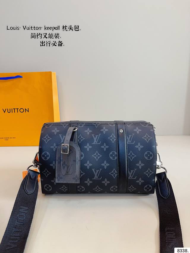 p200 lv X Nigo Keepall Xs 枕头包 手袋是一款理想的都市手袋。 标志性的造型与经典的 Monogram 帆布，加之多种携带方式和奢华的天