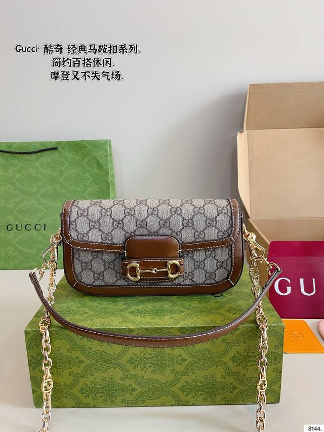 p230 配礼盒 gucci 1955复古法棍包。 gucci 1955家族又新填一位新成员在原有的经典马鞍包设计上等比例缩小定型包工艺显得更加小巧精致 配了一