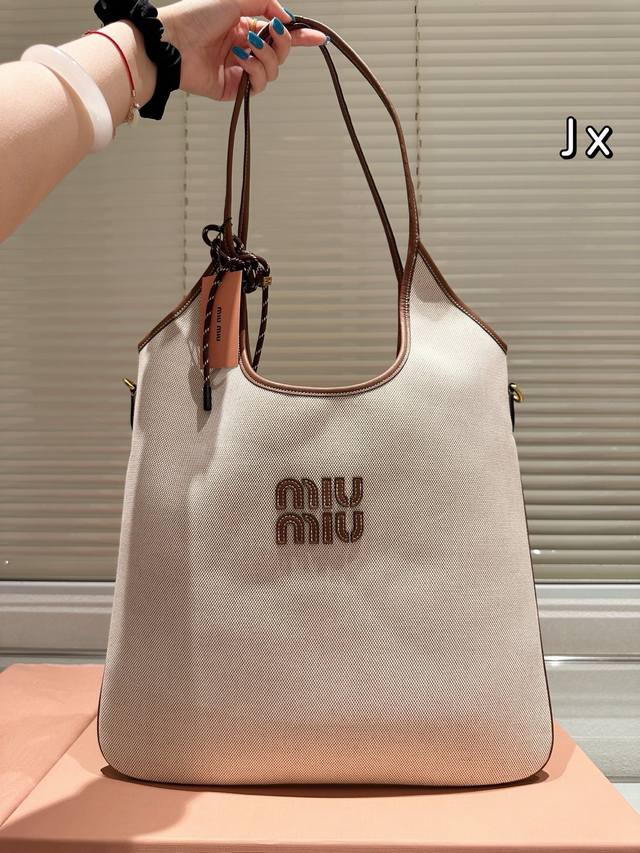 miumiu帆布Tote P210 爱包女孩必看| 1当下“最火”的包包 #记录吧就现在分享-组当下“最火”的包包，爱包的女 孩可以参考下~大家看看打几分~ .