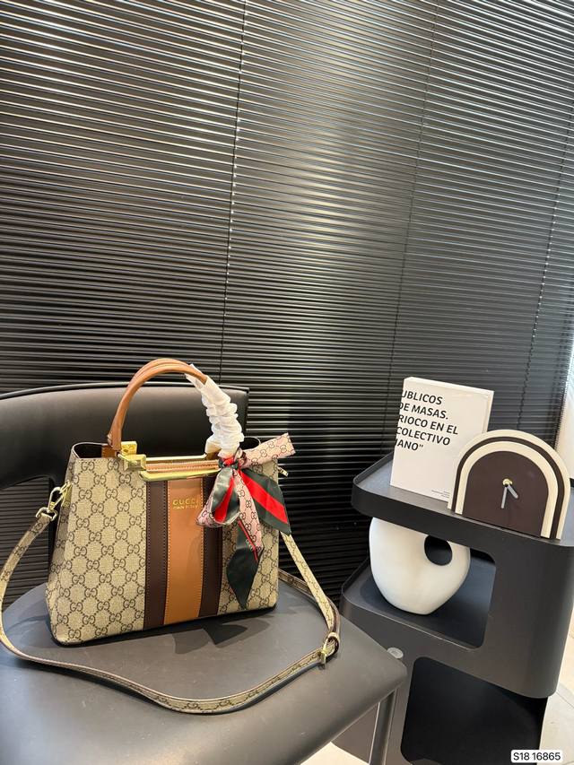 p170 酷奇手提包 超级厚实 耐磨/无论是手提还是斜肩背上 都超好看. 尺寸：28 21 货号改版16865