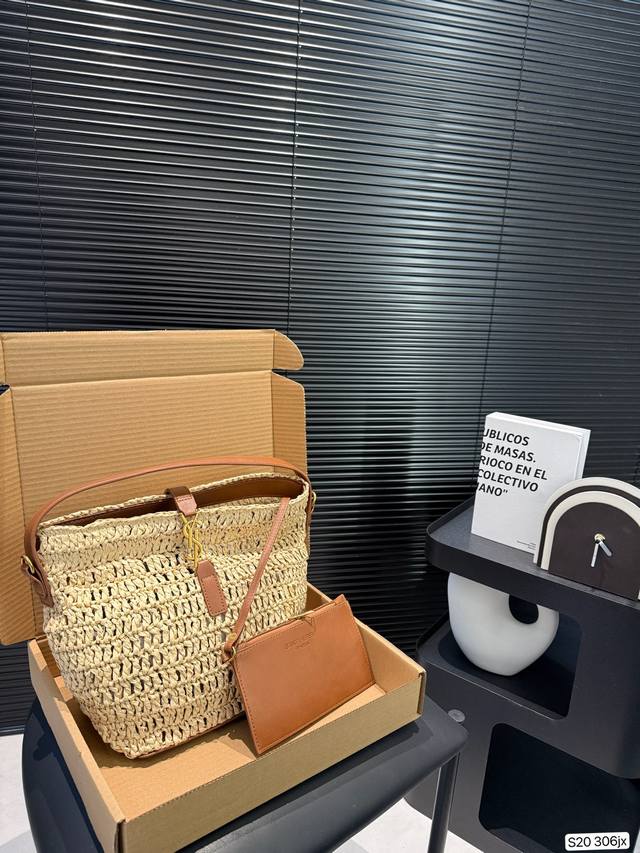 p180 配盒子 圣罗兰编织托特包，简单搭配的包袋，非常大气。搭配衣服也是毫无难度。尺寸：20 27 货号306Jx