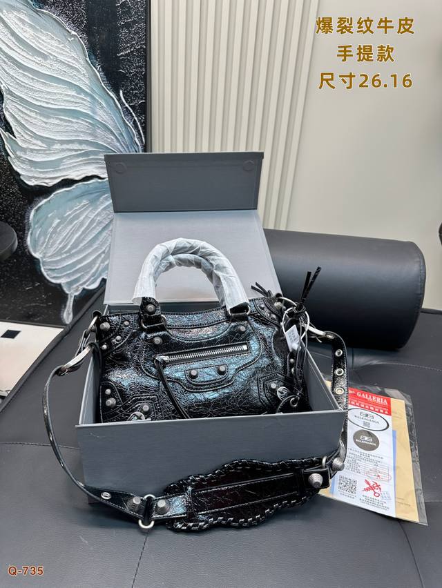 p290 尺寸26.16 巴黎世家 Neocagole手提款机车包，爆裂纹牛皮 铆钉款如图所见嘎嘎New，皮质很有光泽，无磨损，没有任何瑕疵，上身又酷又飒 有尘